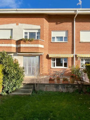 Espacioso chalet en urbanización con piscina cerca del centro de Haro